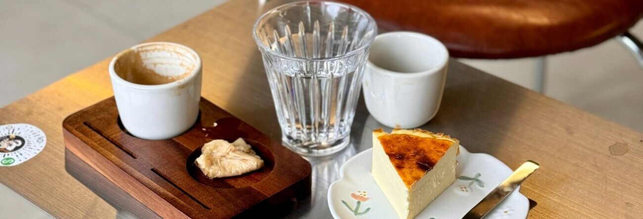 minimal cafe desserts